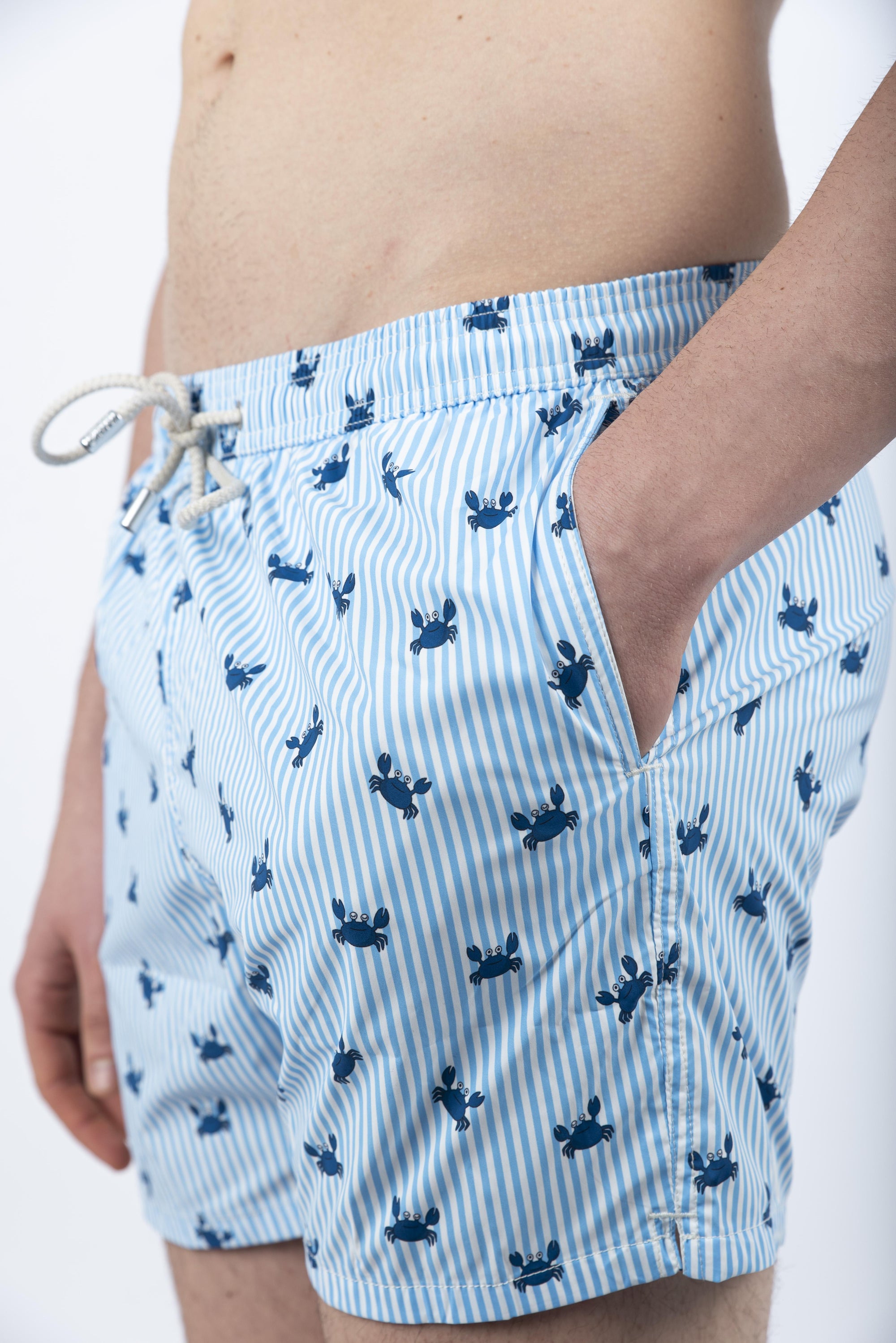 Costume classico elasticizzato Comfort Light con stampa granchietti azzurro COM0009 03664H MC2 SAINT BARTH