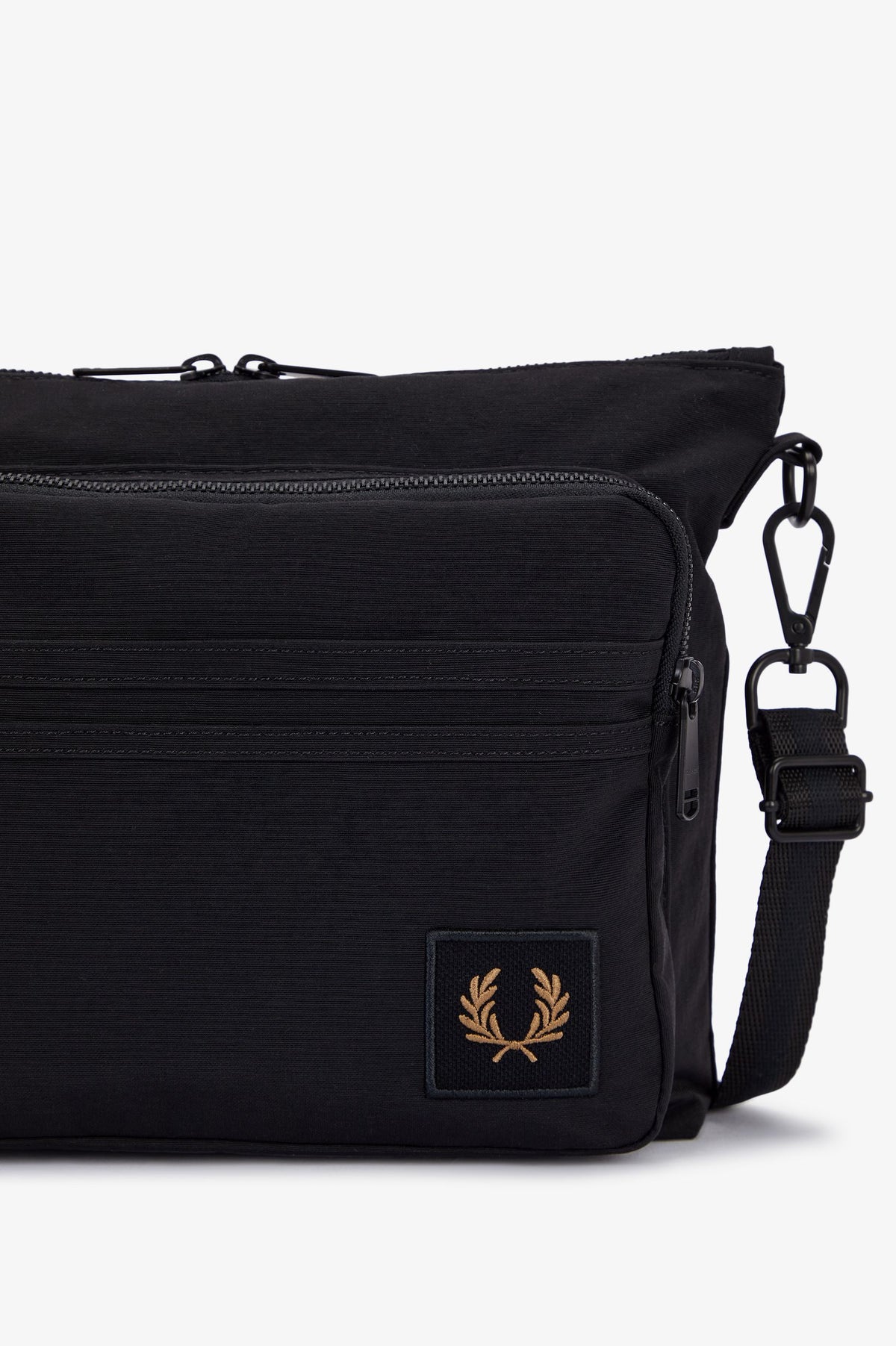 Borsa a tracolla in nylon con distintivo L119355 102 FRED PERRY ACCESSORIES 