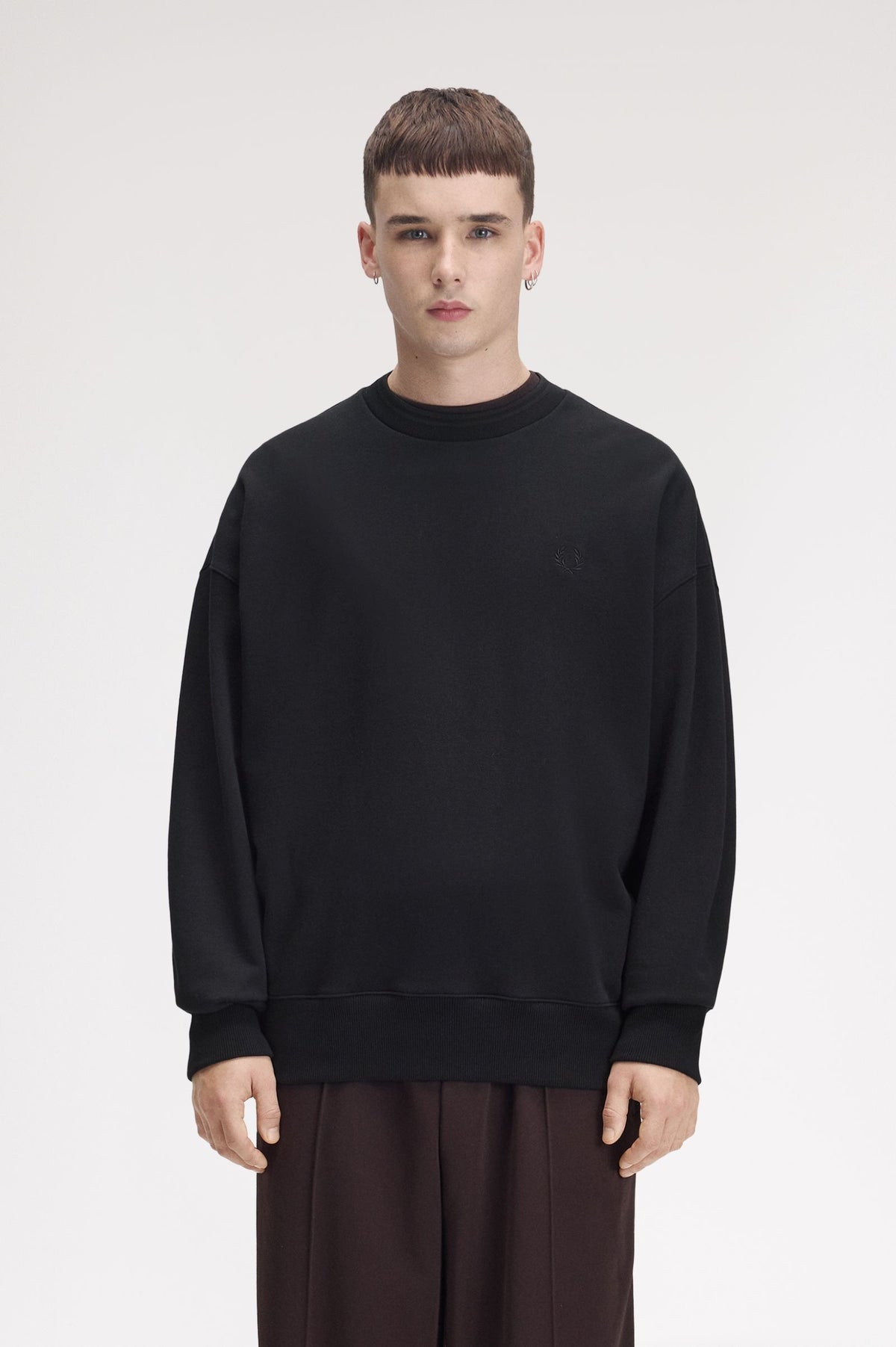 Felpa oversize con riga M349759 102 FRED PERRY 