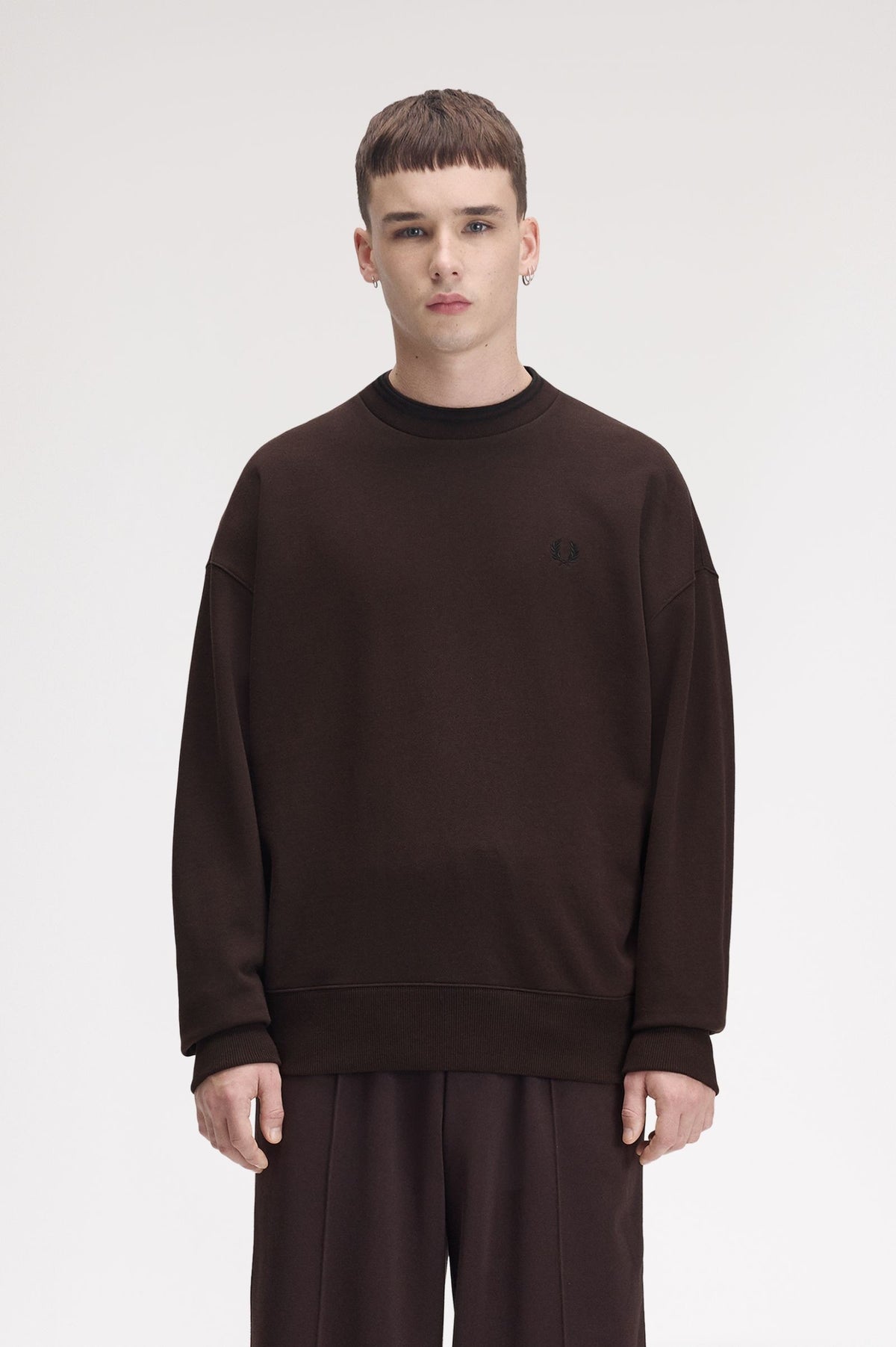 Felpa oversize con riga M349759 33C FRED PERRY 