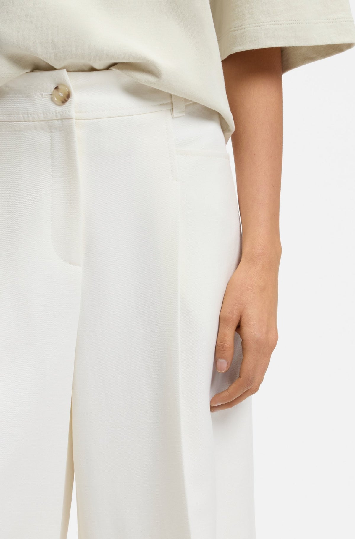 Pantaloni bermuda con pieghe sulla parte anteriore 50559835 118 BOSS 