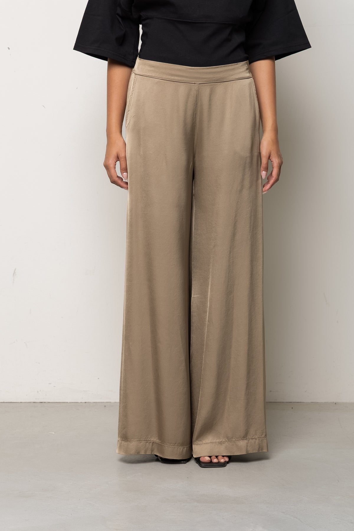 Pantalone a palazzo in raso SPJAR001 1096 KAOS JEANS 