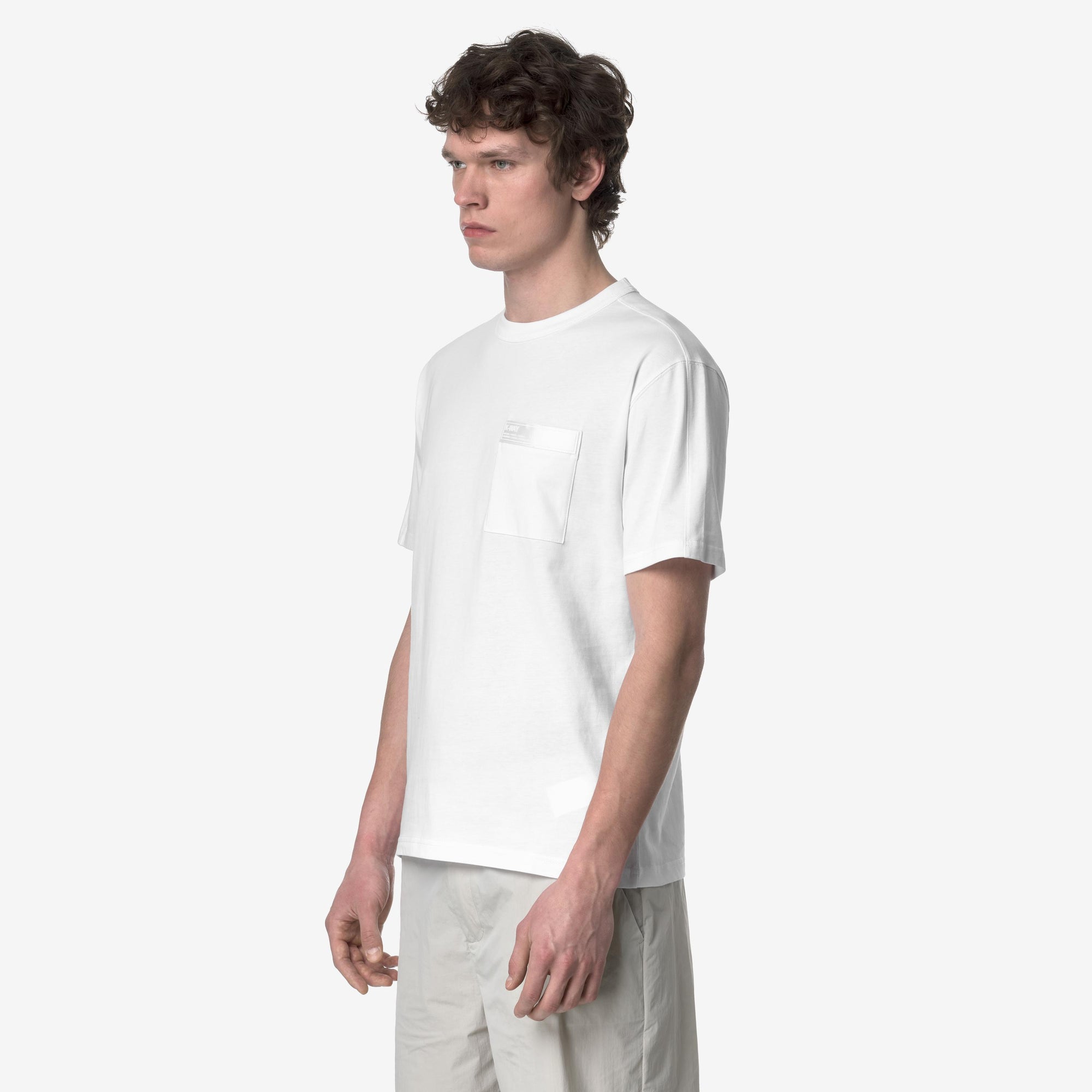 T-shirt casual da uomo bianco con tasca e applicazioni con logo K2135HW 001 K-WAY 