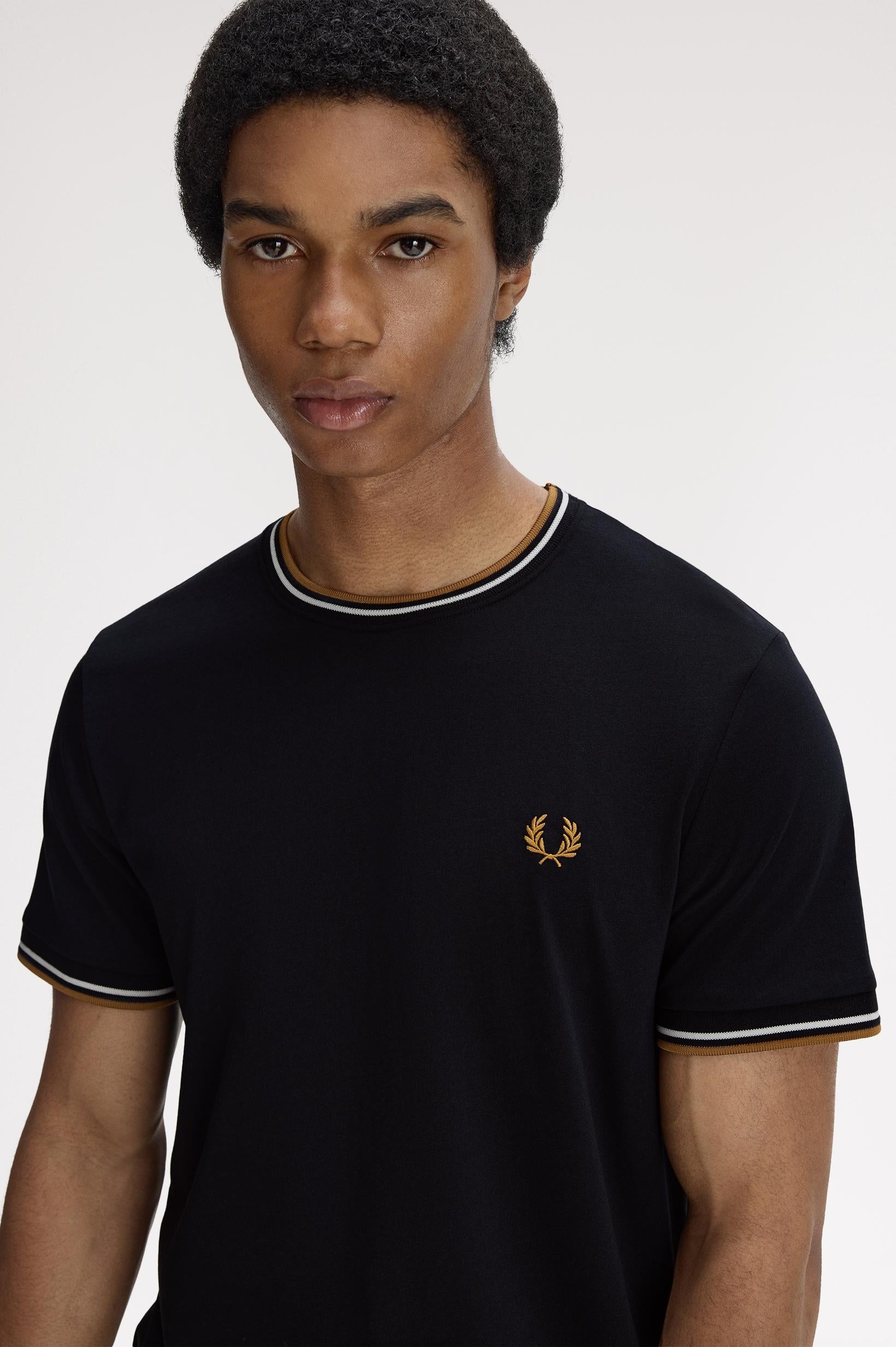 T-shirt con doppia riga M1588V57 P69 FRED PERRY 