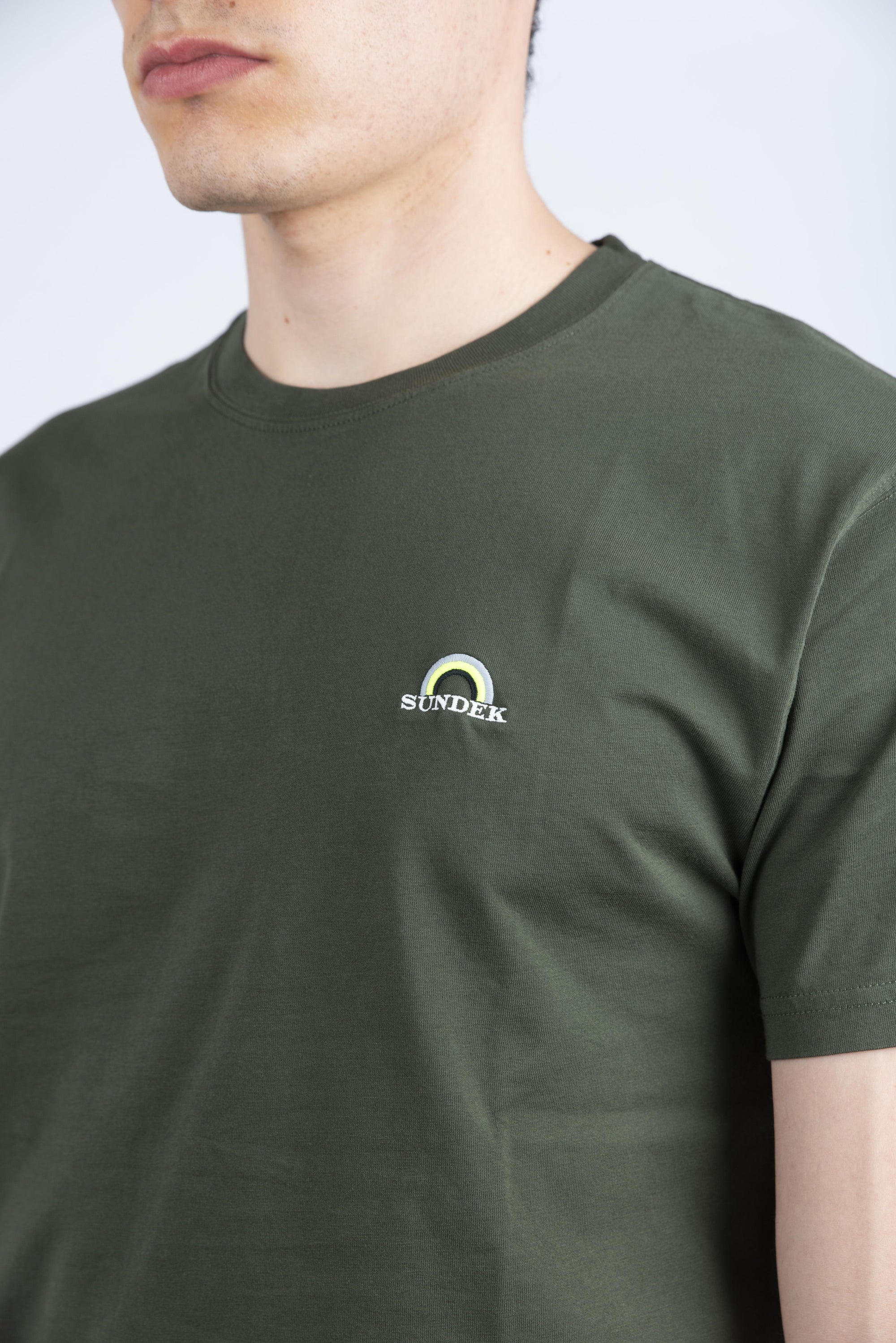 T-shirt con ricamo Arcobaleno verde M677TEJS800 30201 SUNDEK 