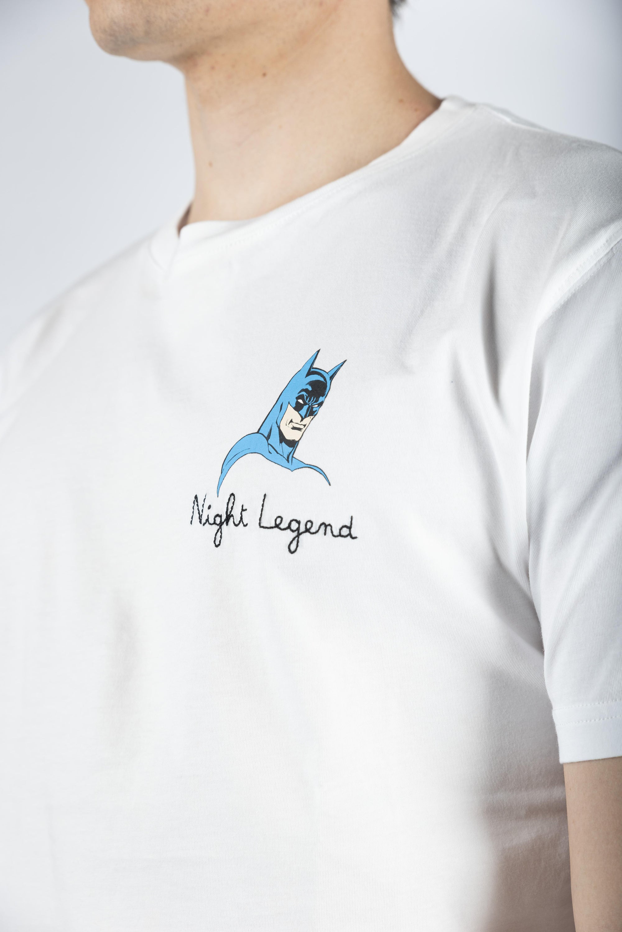 T-shirt in cotone con ricamo Batman Night Legend bianco Special Edition TSHM001 04963H MC2 SAINT BARTH 
