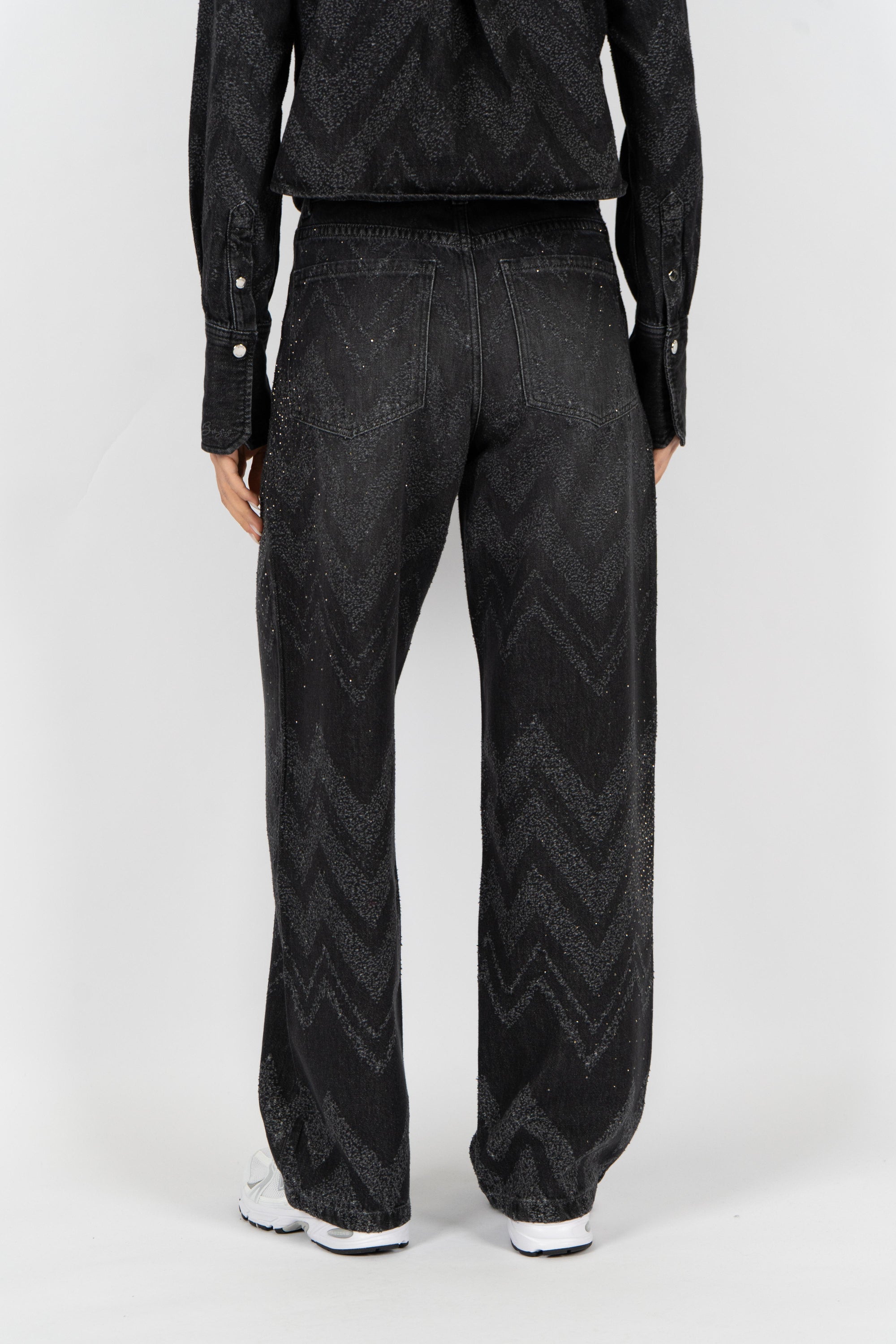 Jeans a gamba larga in denim nero con cristalli 50548444 002 BOSS 