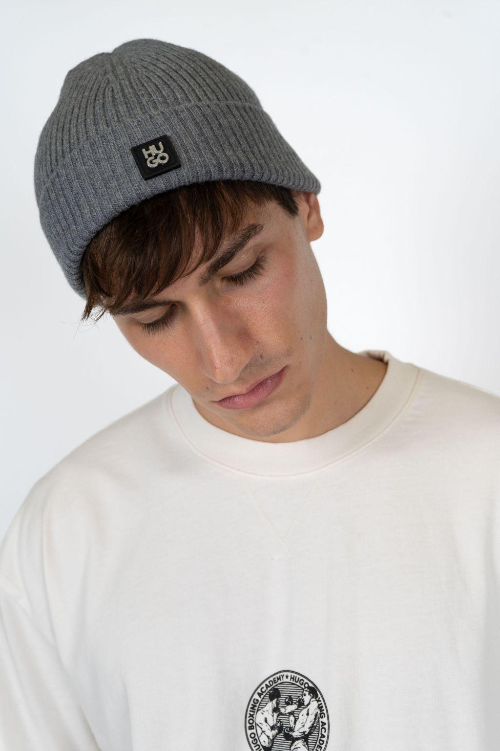 Berretto in lana vergine con targhetta con logo scomposto 50527250 034 HUGO 