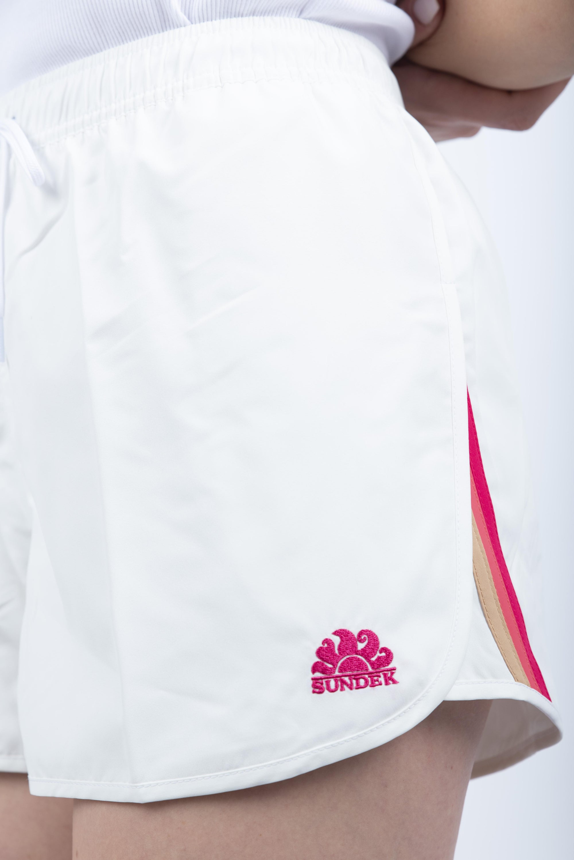 Kiana costume a pantaloncino corto con vita elasticizzata Repreve® bianco W632BDRT300 00643 SUNDEK 