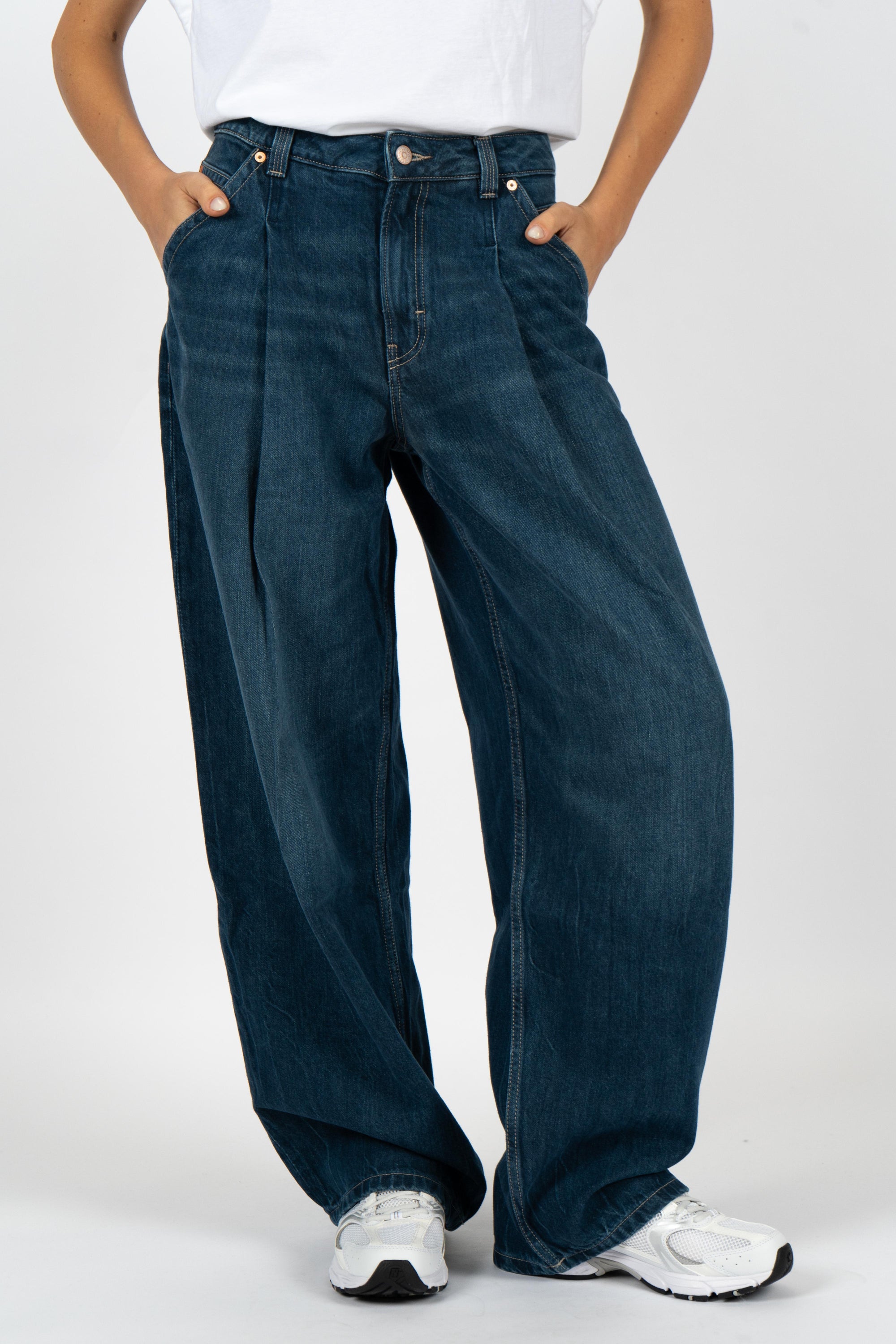 Jeans a gamba larga con pince sulla parte anteriore 50548420 300 BOSS 