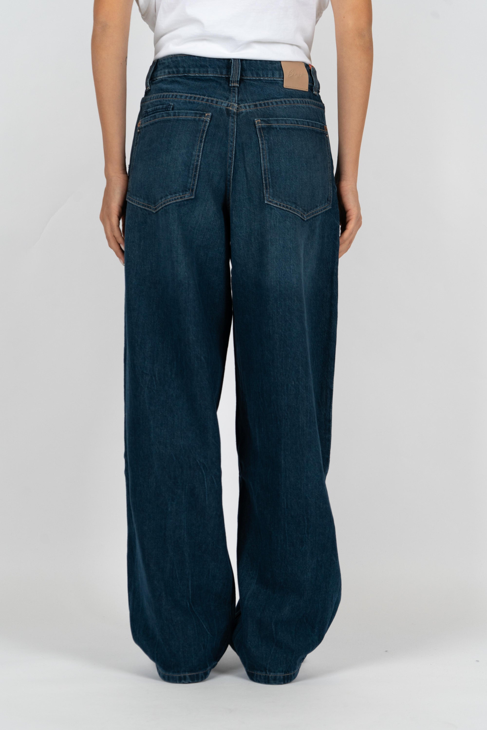 Jeans a gamba larga con pince sulla parte anteriore 50548420 300 BOSS 