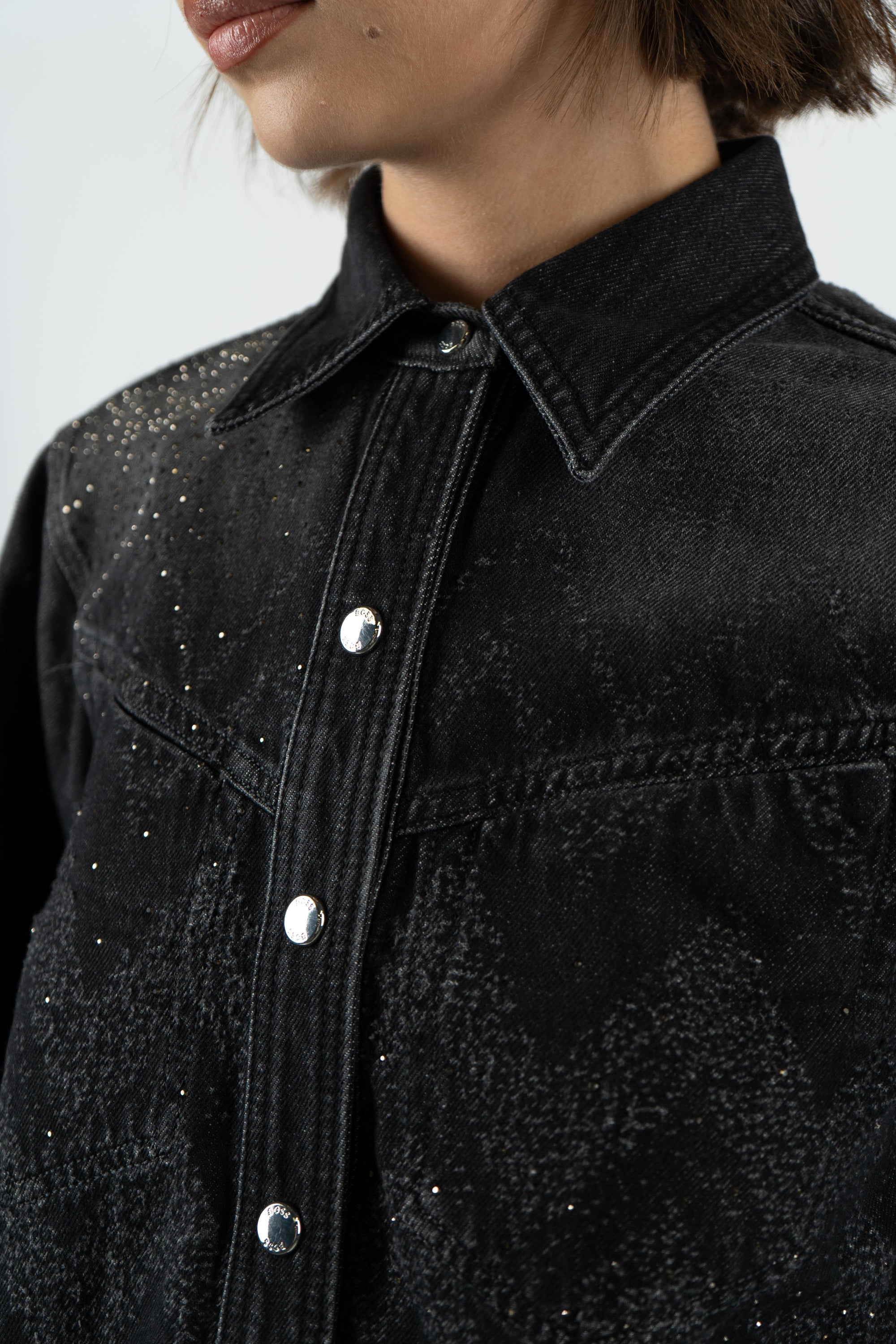 Giacca corta regular fit in denim con cristalli 50548445 002 BOSS 