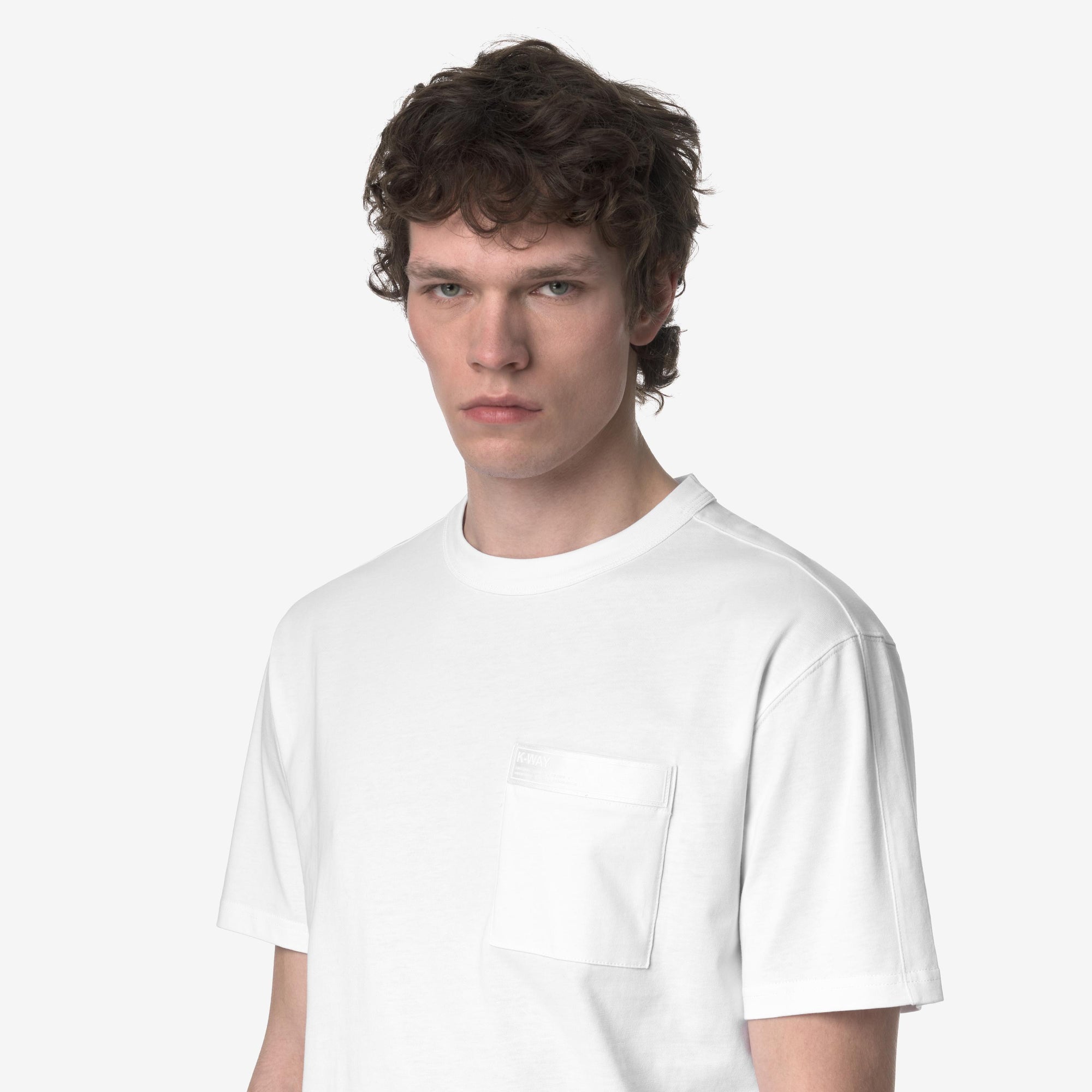 T-shirt casual da uomo bianco con tasca e applicazioni con logo K2135HW 001 K-WAY 