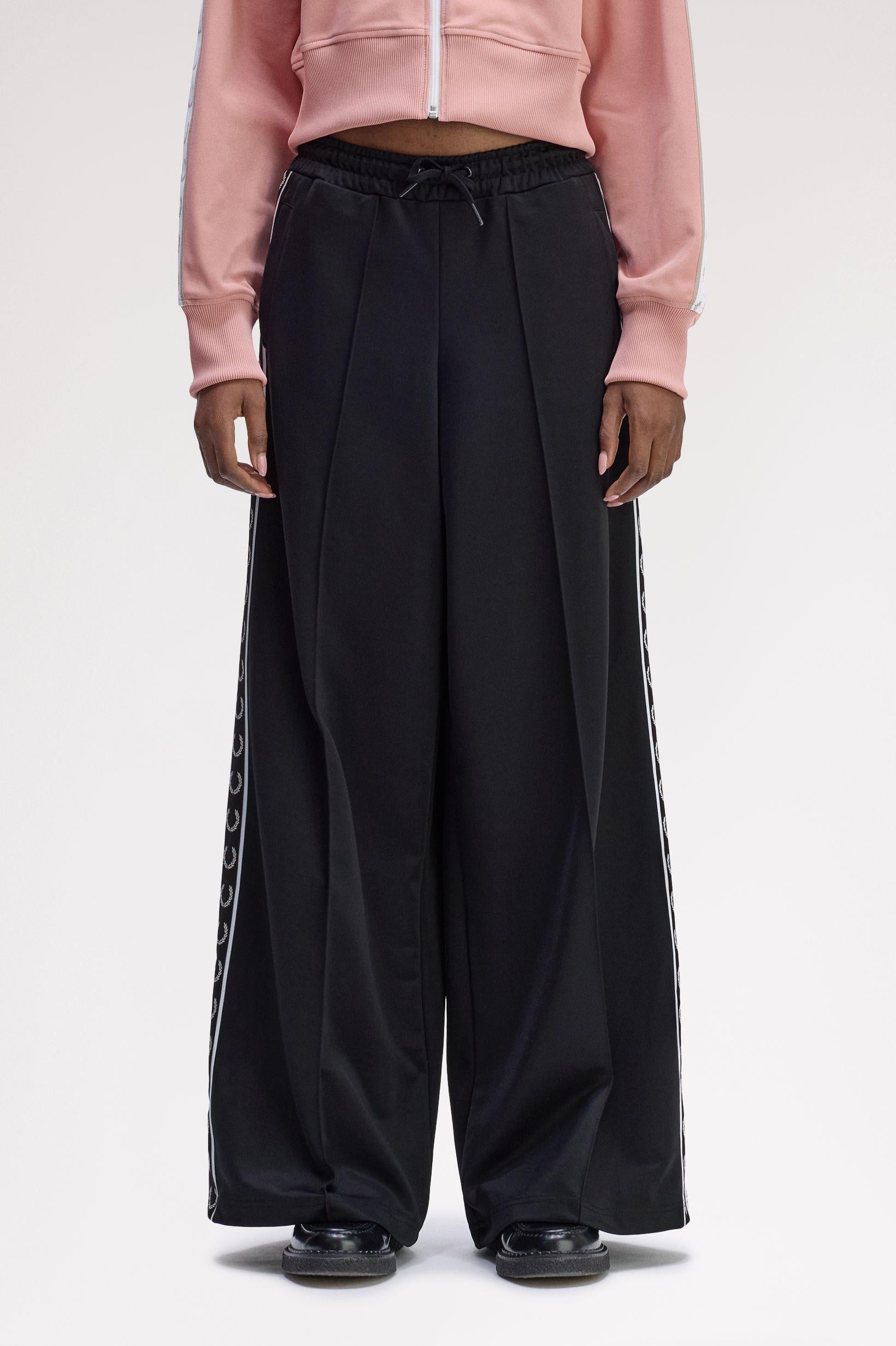 Pantaloni da tuta con fettuccia T110255 102 FRED PERRY 