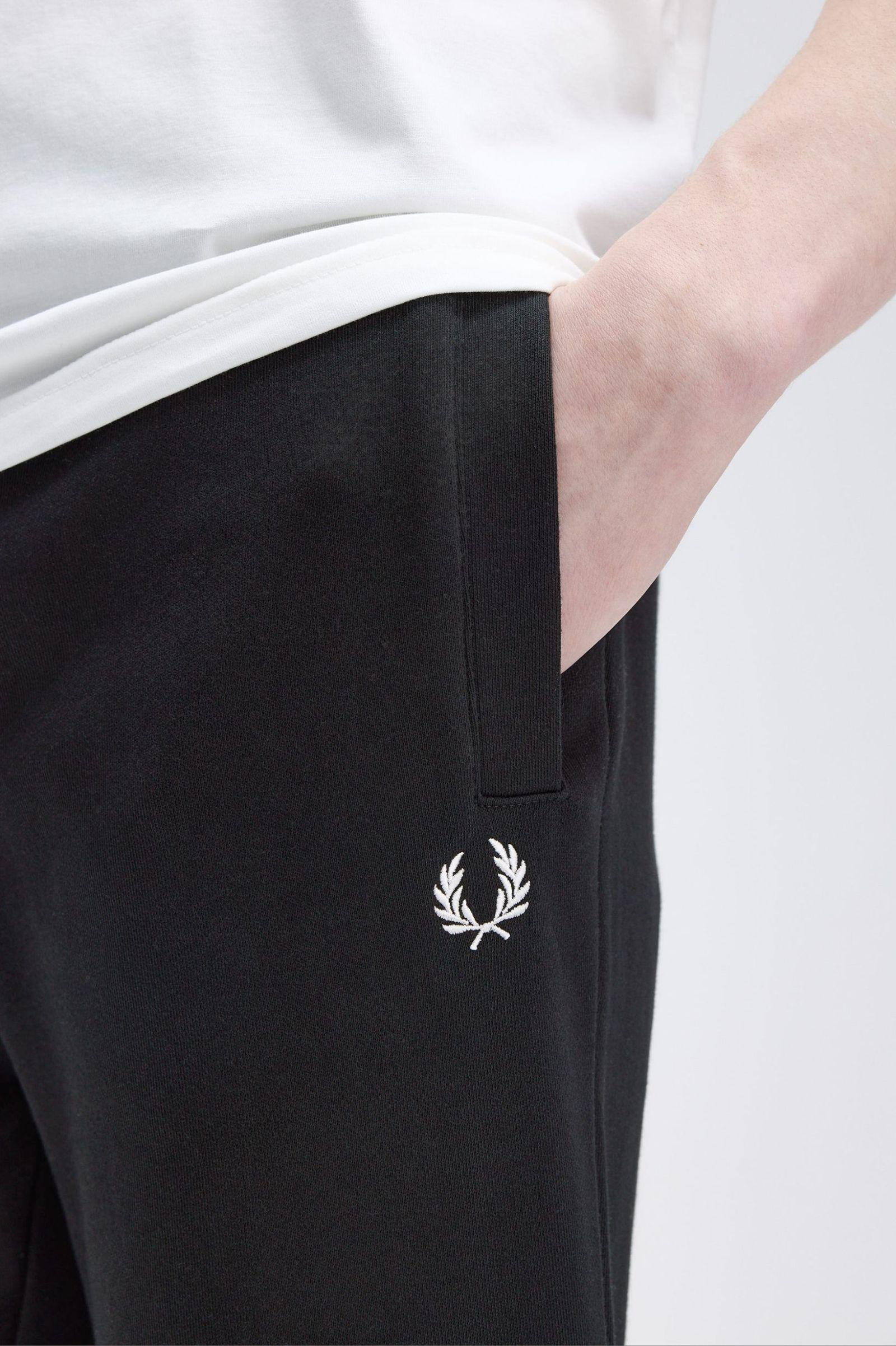 Pantaloni in felpa con rovescio a ricci T550555 102 FRED PERRY 
