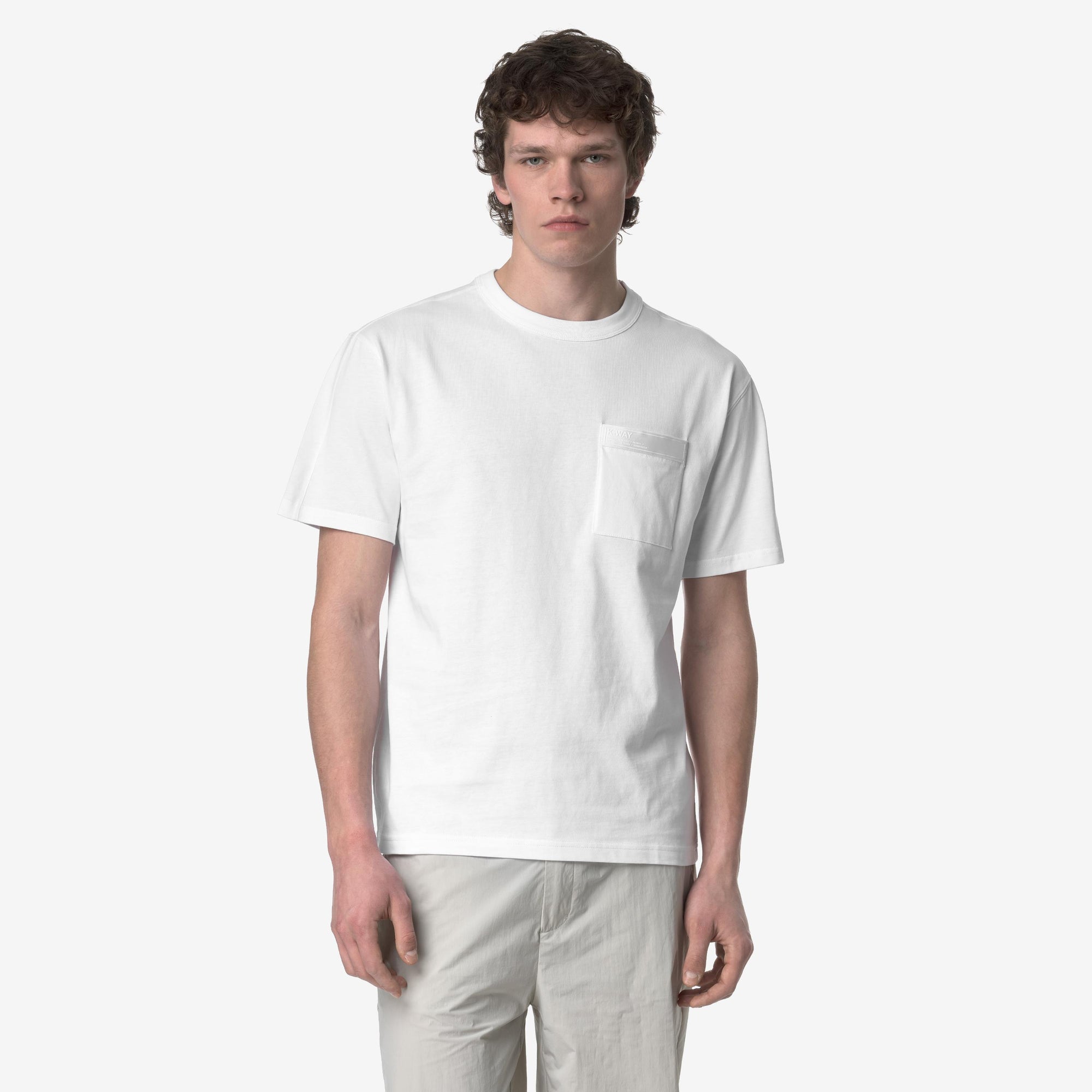 T-shirt casual da uomo bianco con tasca e applicazioni con logo K2135HW 001 K-WAY 