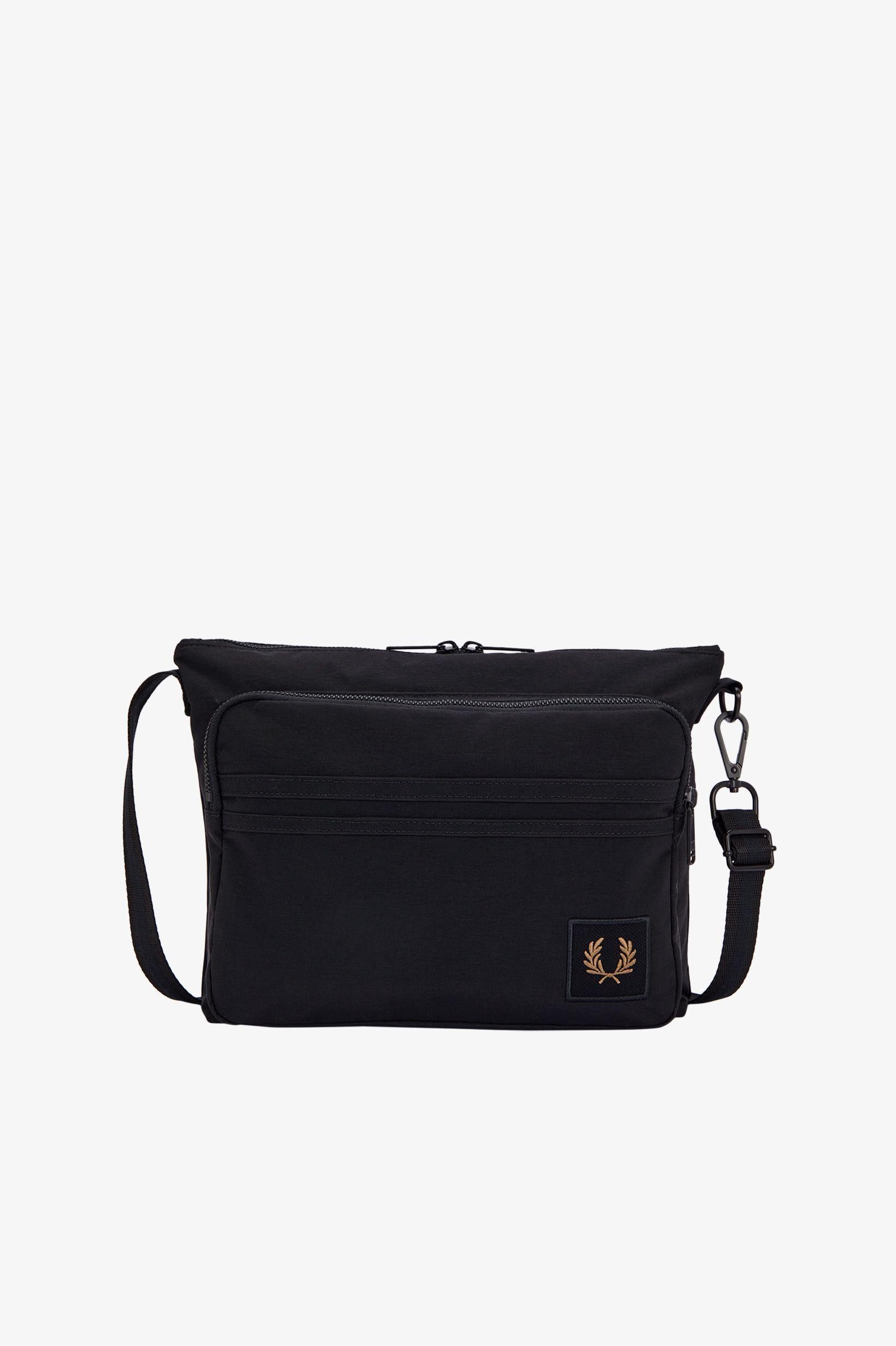 Borsa a tracolla in nylon con distintivo L119355 102 FRED PERRY ACCESSORIES 