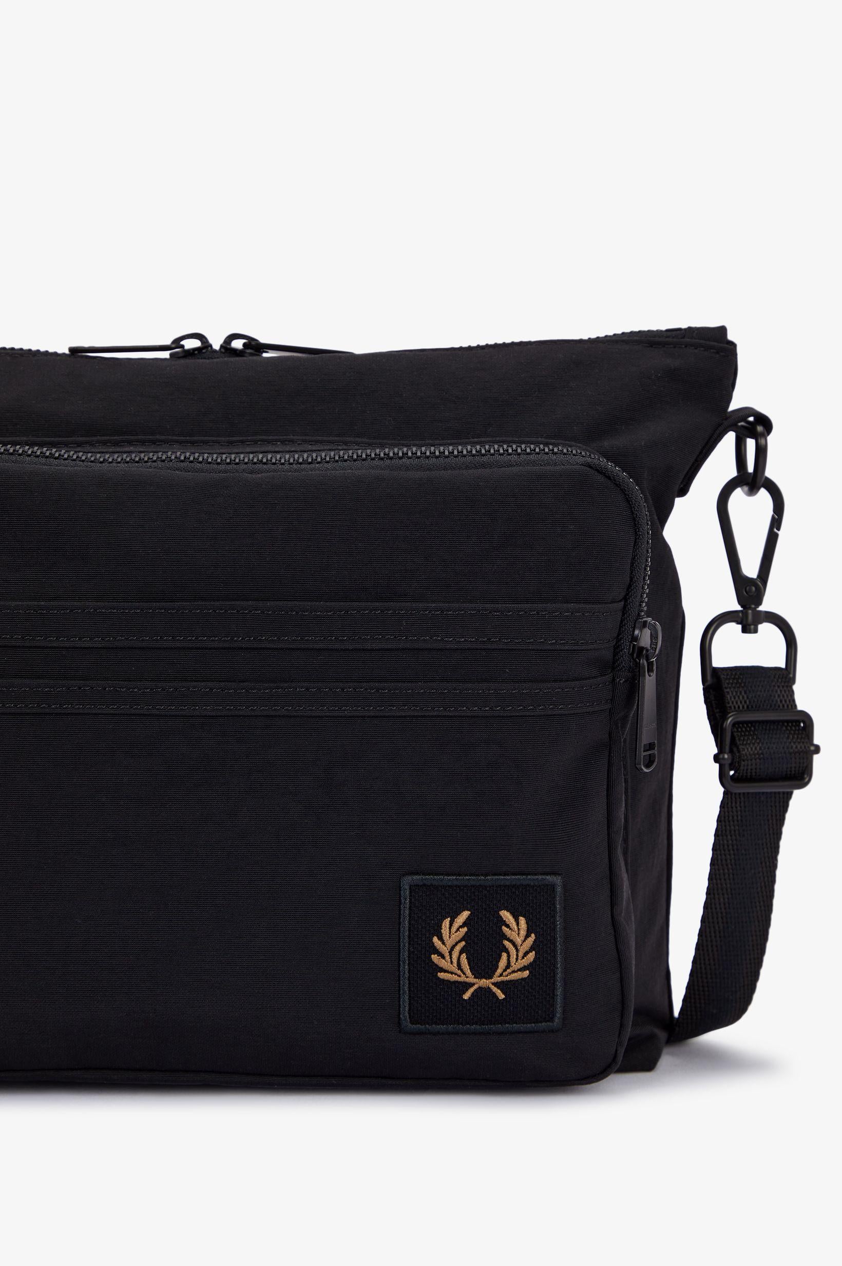 Borsa a tracolla in nylon con distintivo L119355 102 FRED PERRY ACCESSORIES 