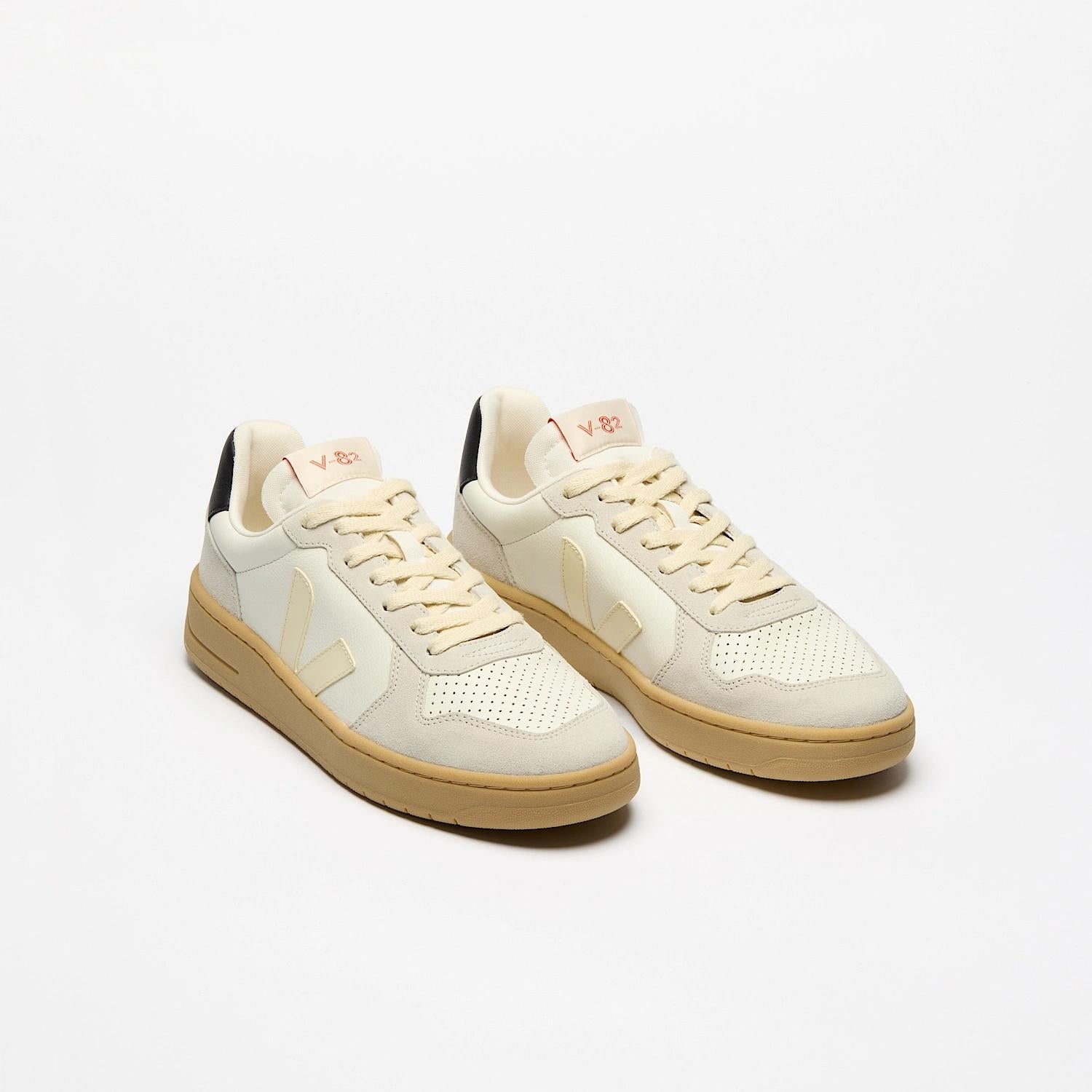 V-82 Leather Pure Calcaire Black VE3320 759 VEJA 