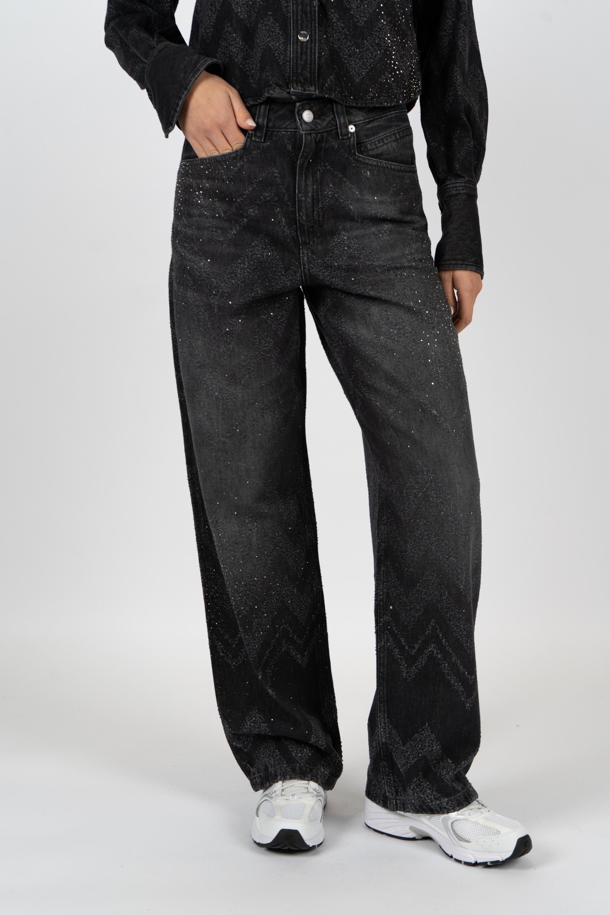 Jeans a gamba larga in denim nero con cristalli 50548444 002 BOSS 