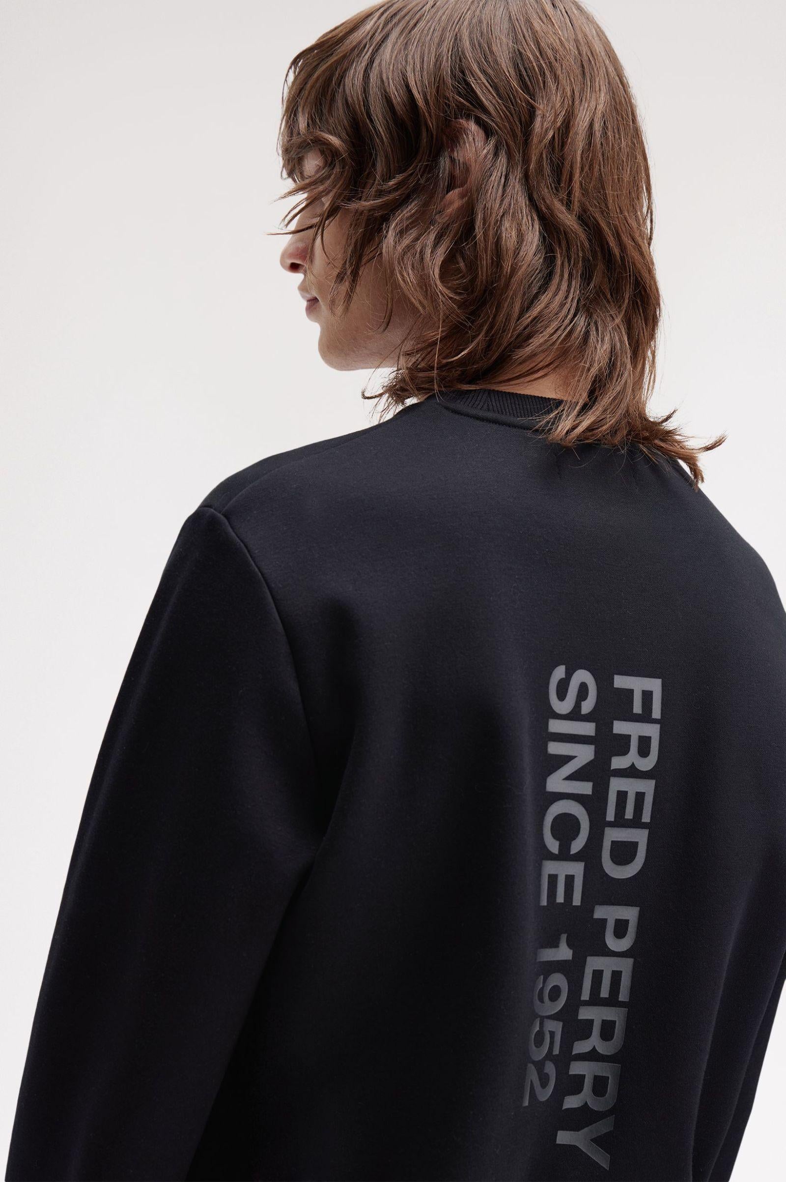 Felpa girocollo con logo in evidenza M136955 102 FRED PERRY 
