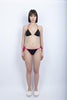 Bikini Saki Nari a triangolo con fianchi regolabili e piping nero