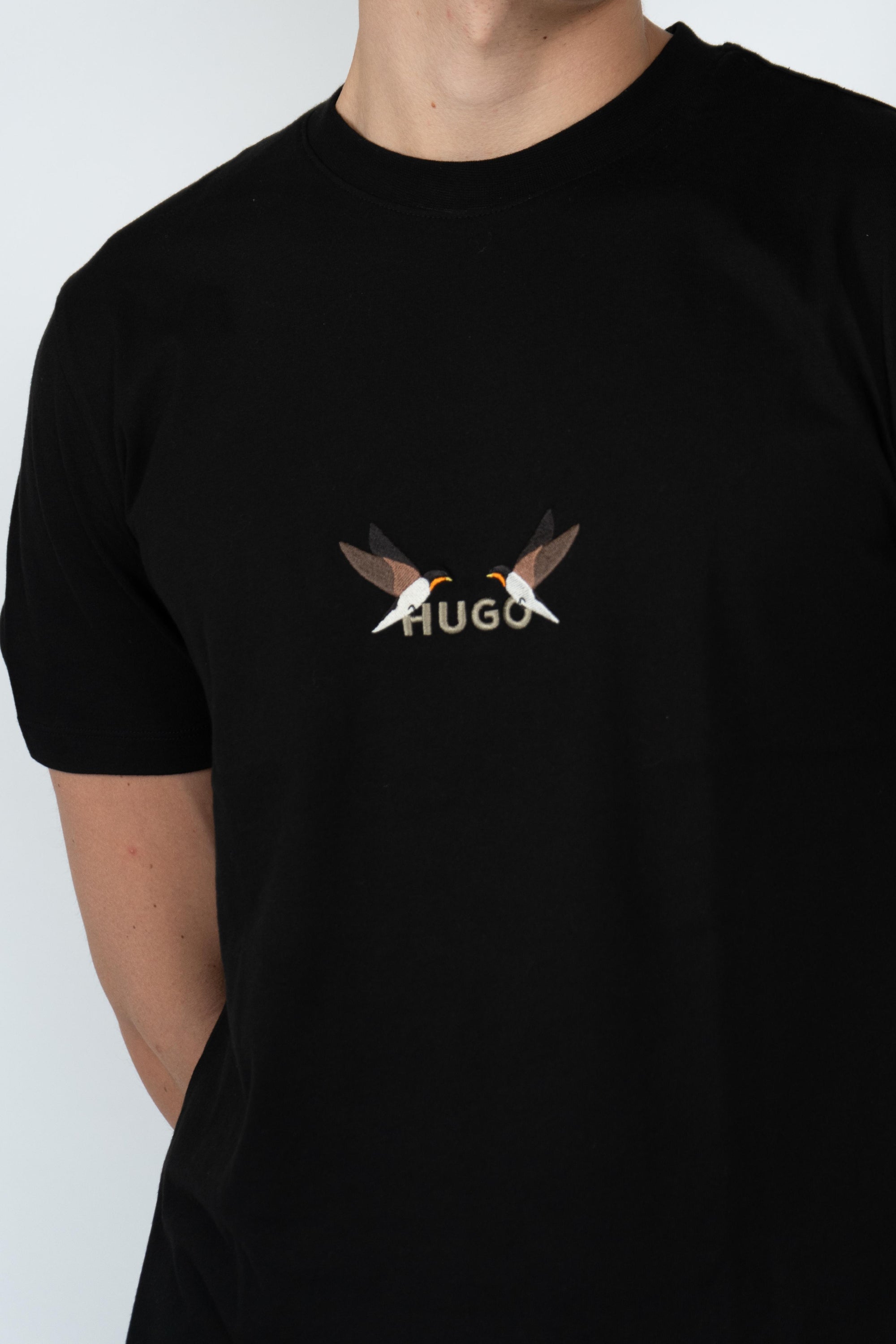 T-shirt in jersey di cotone con grafica con logo ricamato 50549154 001 HUGO 