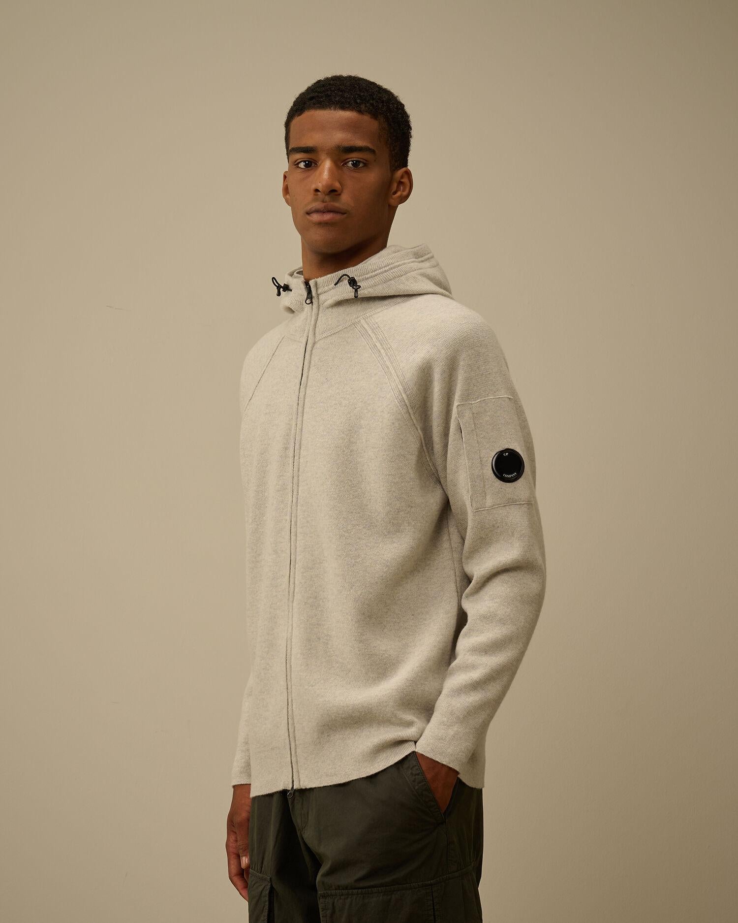 Maglione con cappuccio e zip intera 19CMKN057A M13 C.P. COMPANY 
