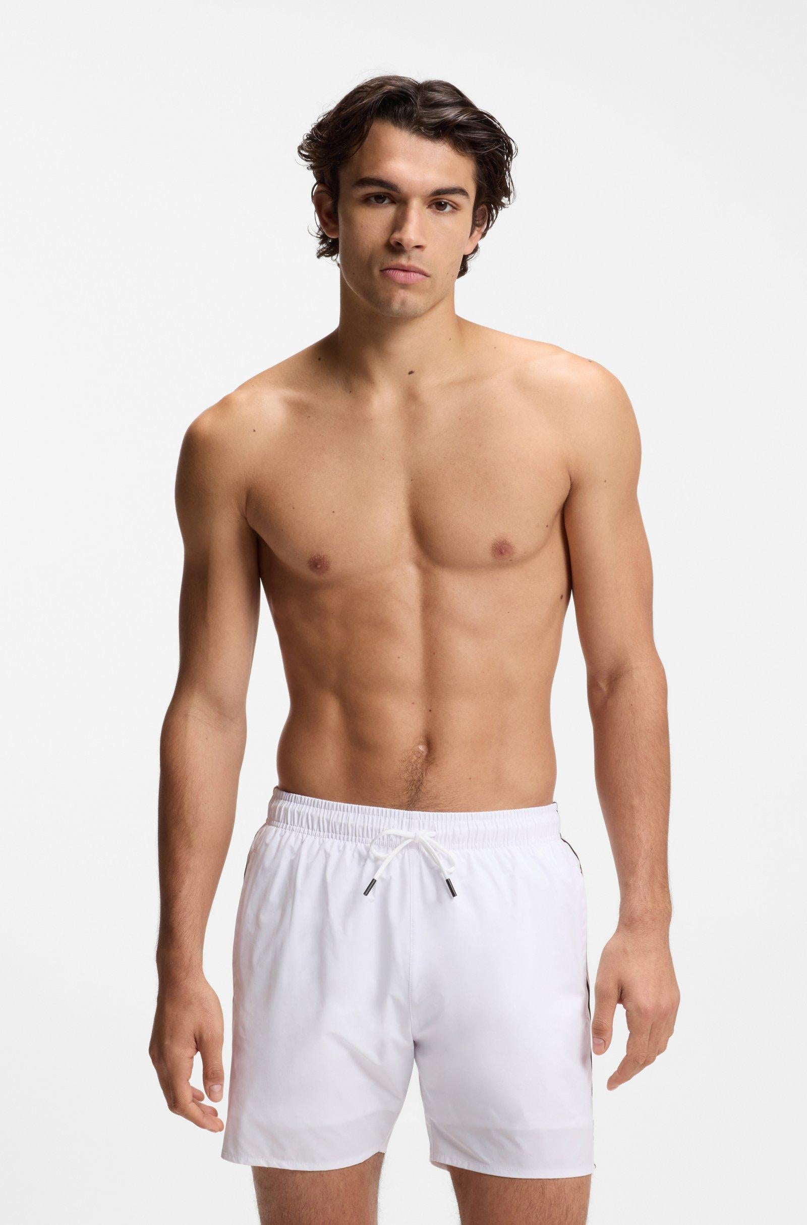 Boxer da mare con righe tipiche del marchio e logo 50491594 100 BOSS 