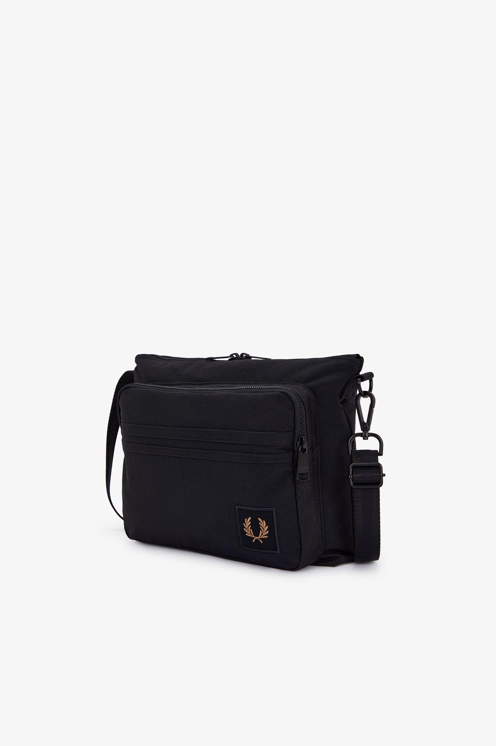 Borsa a tracolla in nylon con distintivo L119355 102 FRED PERRY ACCESSORIES 