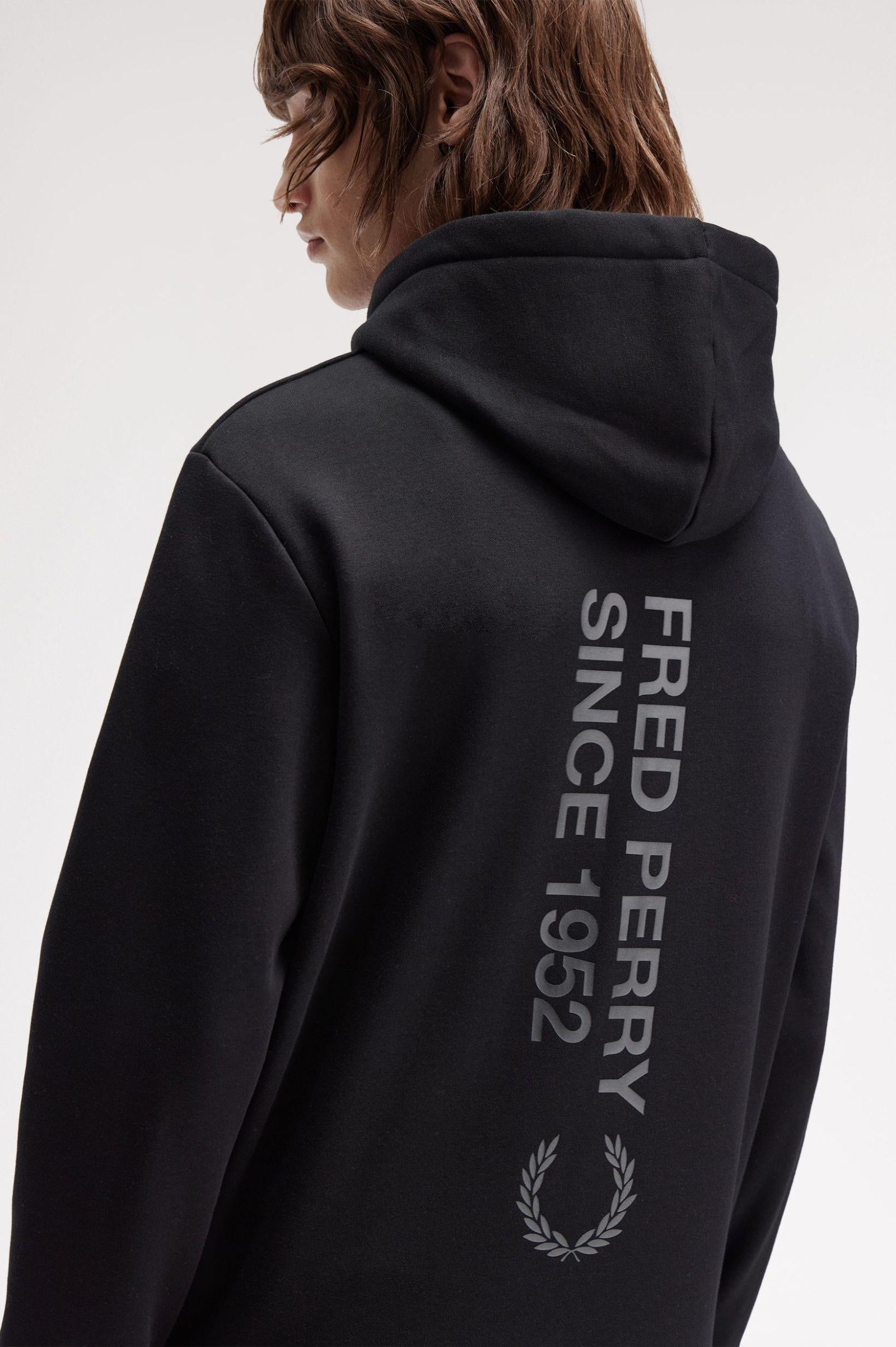Felpa con cappuccio e logo in evidenza M137155 102 FRED PERRY 