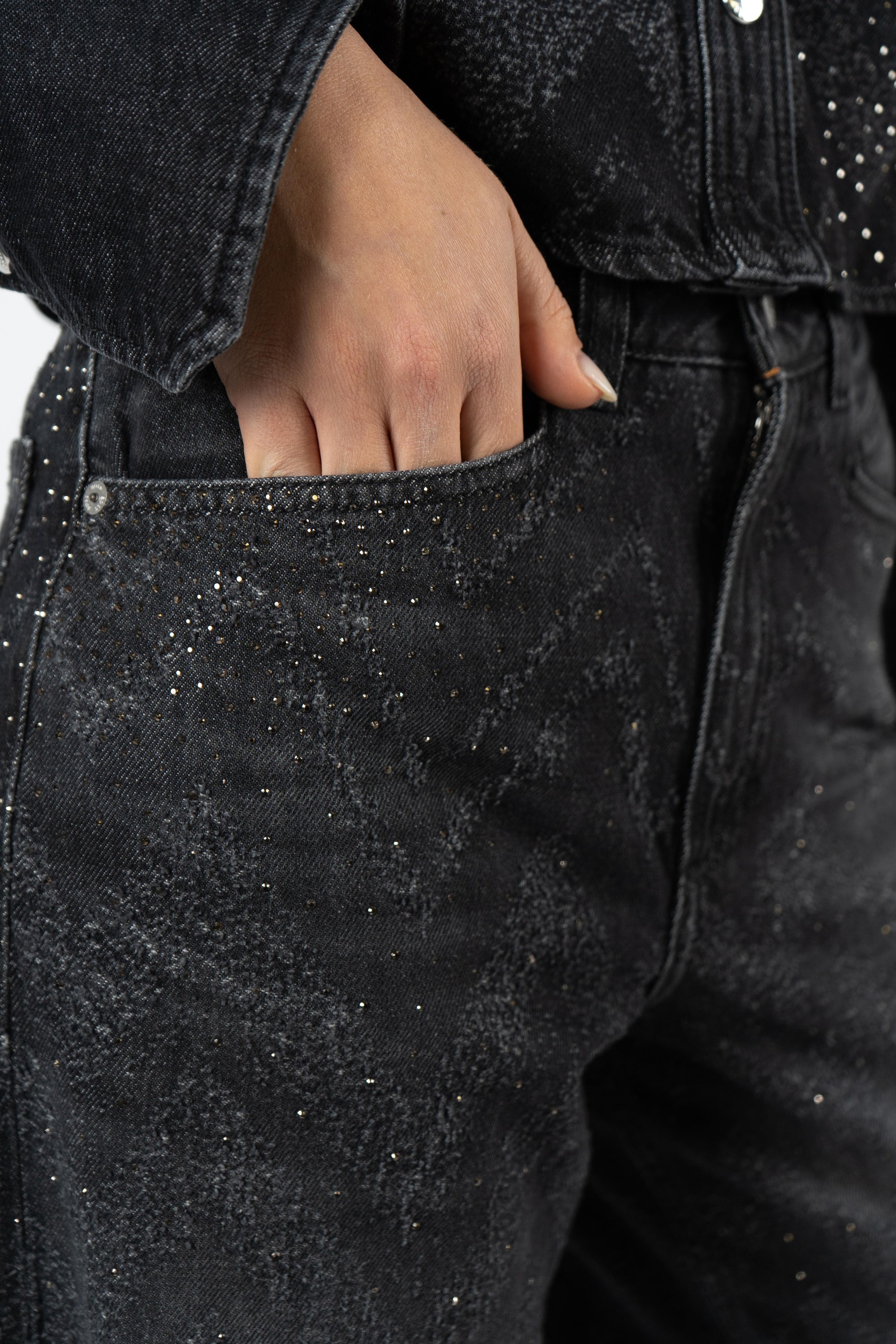 Jeans a gamba larga in denim nero con cristalli 50548444 002 BOSS 