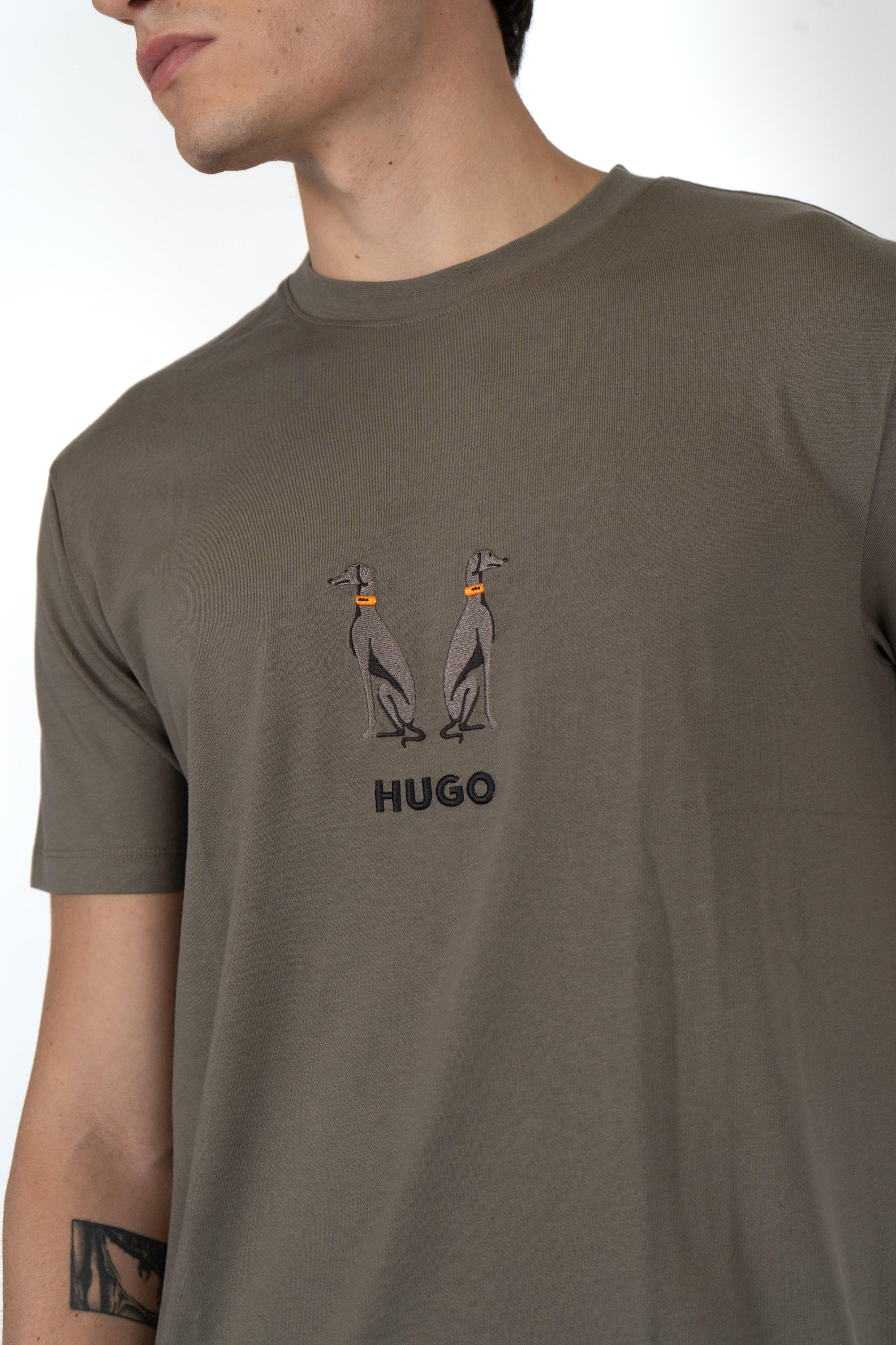 T-shirt in jersey di cotone con grafica con logo ricamato 50549154 032 HUGO 