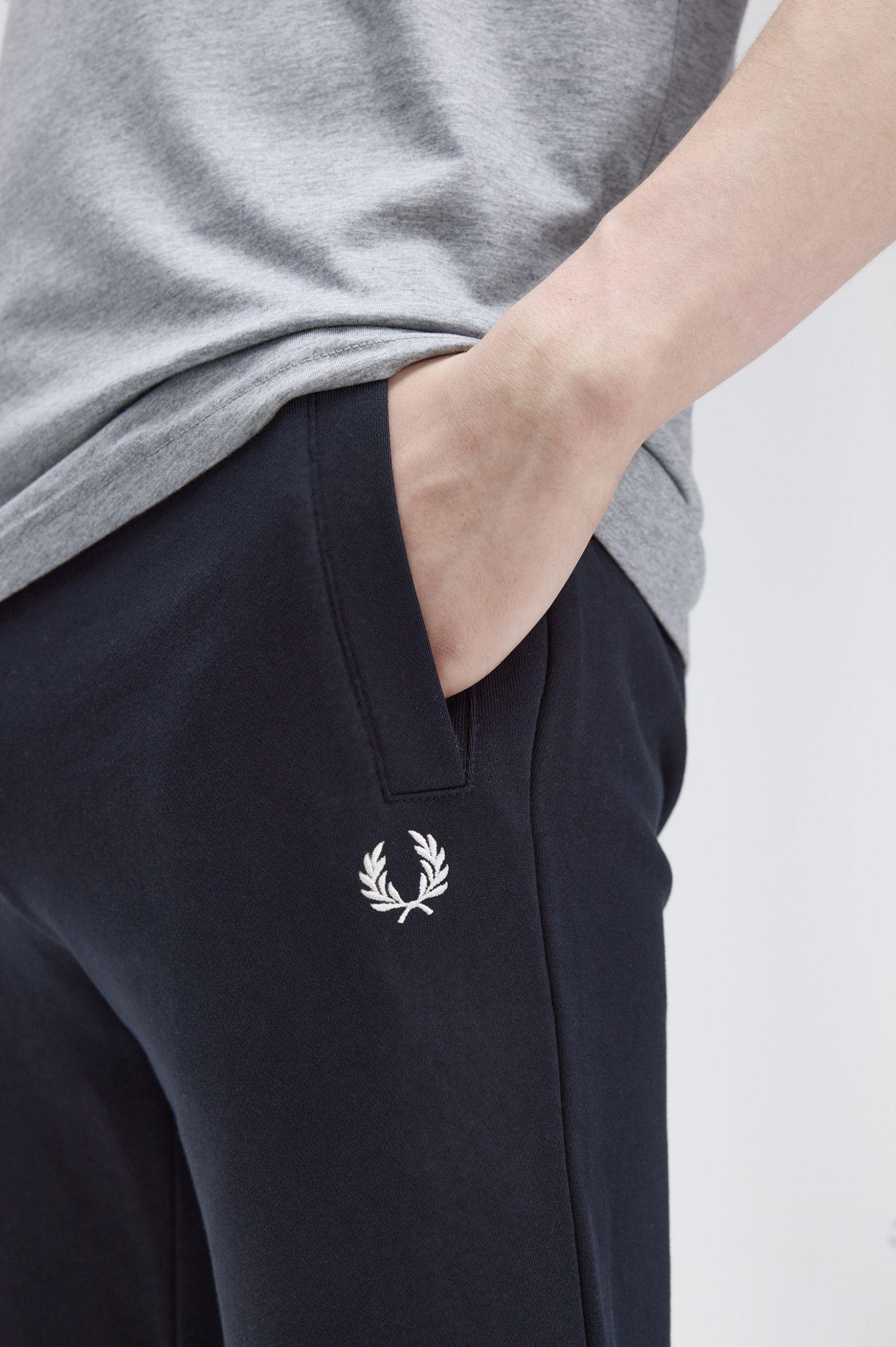 Pantaloni in felpa con rovescio a ricci T550555 608 FRED PERRY 
